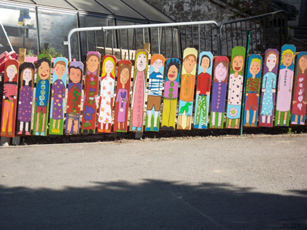 Nos artistes en herbe de la maternelle ont peint chacun un bonhomme pour égayer la cour.  Une jolie barrière a été ensuite réalisée pour assurer la sécurité . Jolie collaboration pour un superbe résultat.