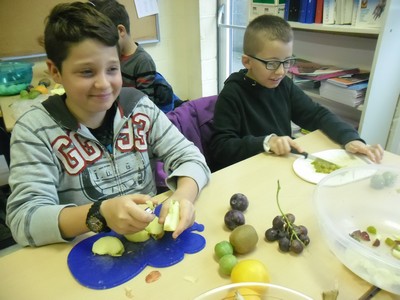 Les 5e font de la salade de fruits 13