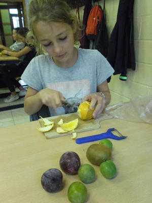 Les 5e font de la salade de fruits 5